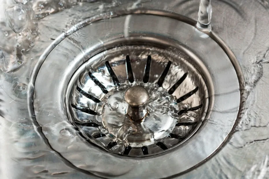 Scarico di nuovo libero con mezzo bicchiere: il metodo con sale e acqua calda che batte aceto e bicarbonato