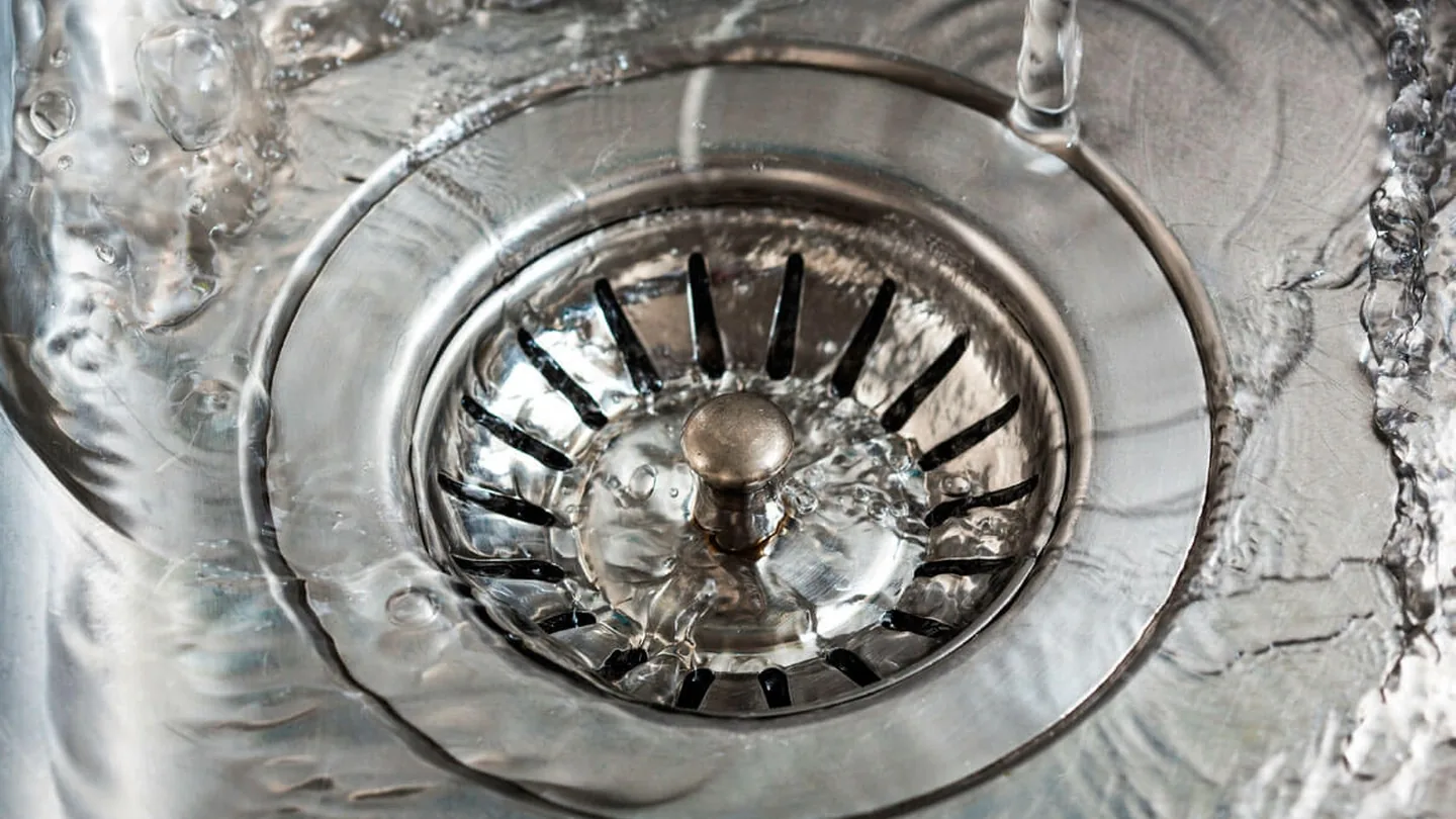 Scarico di nuovo libero con mezzo bicchiere: il metodo con sale e acqua calda che batte aceto e bicarbonato