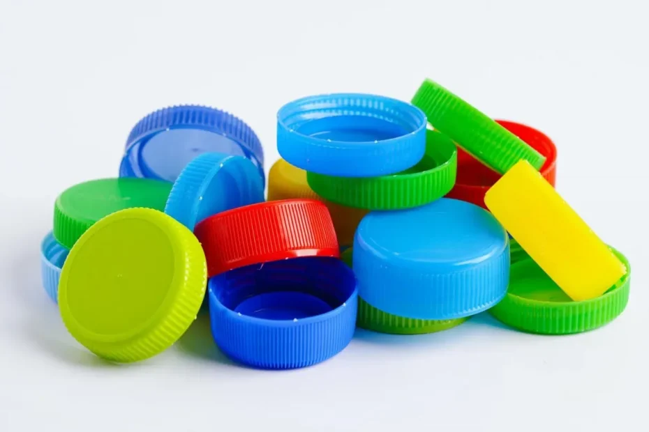 Sedie che non traballano e pavimenti protetti: il trucco semplice con i tappi di plastica