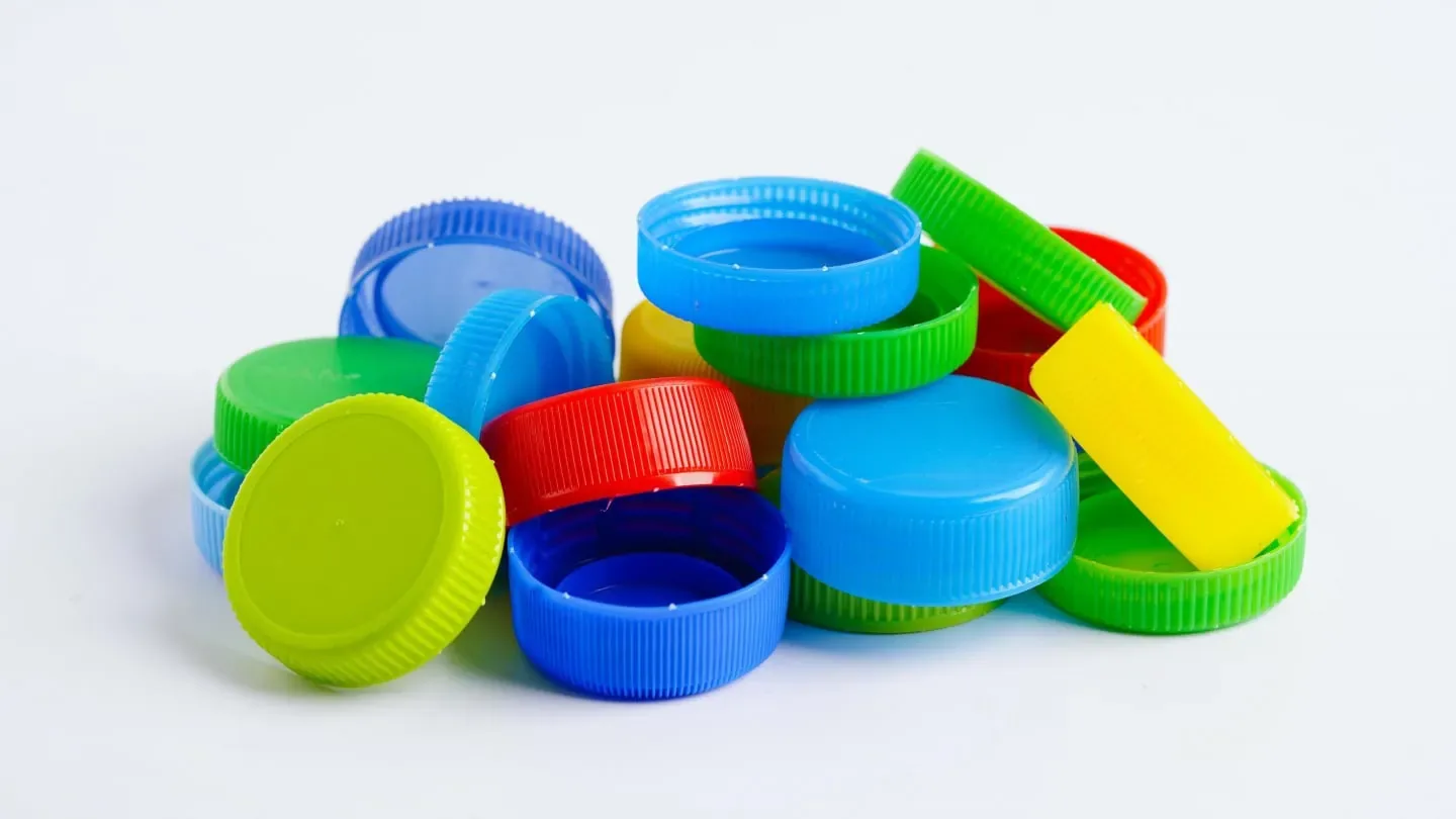Sedie che non traballano e pavimenti protetti: il trucco semplice con i tappi di plastica