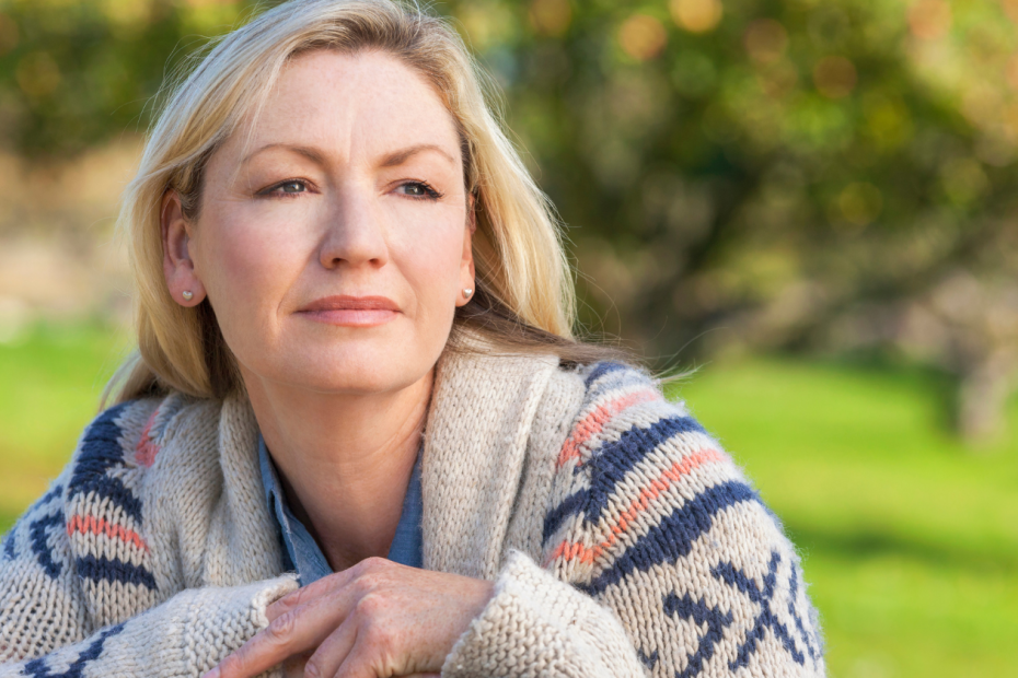 Sentirti solo a 60 anni non è un difetto: il vero motivo per cui chi è sempre stato “la roccia” finisce senza amici intimi