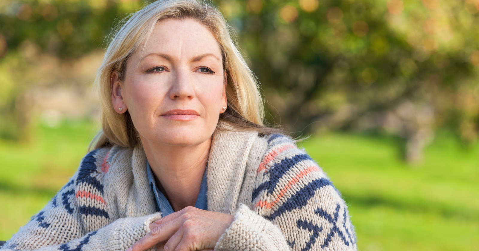 Sentirti solo a 60 anni non è un difetto: il vero motivo per cui chi è sempre stato “la roccia” finisce senza amici intimi