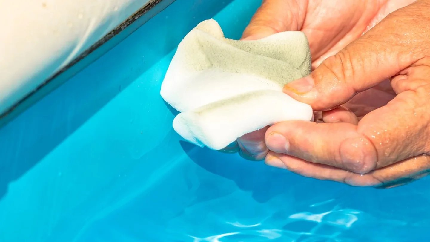 Stufo di avere una linea di galleggiamento sporca? Questi consigli ti aiutano a rendere la tua piscina perfettamente pulita in un batter d'occhio