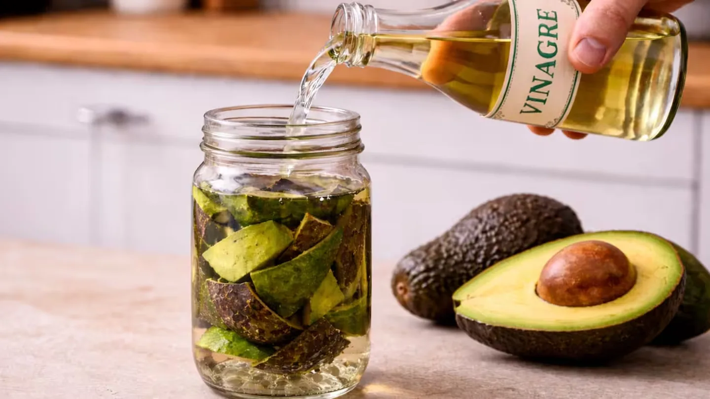 Superfici sgrassate senza chimici: il semplice metodo con bucce di avocado e aceto
