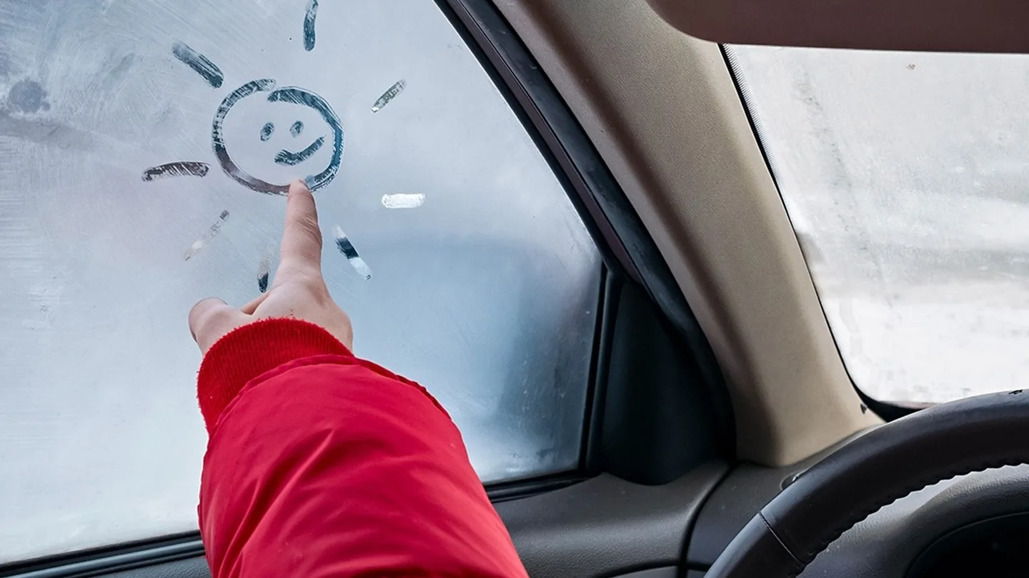 Vetri dell’auto appannati: il metodo semplice per eliminarli senza usare il climatizzatore