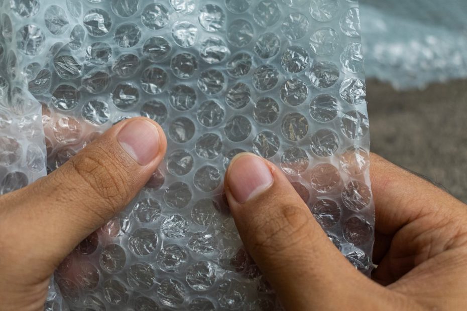 Vetri dell’auto senza ghiaccio ogni mattina: il trucco semplice con la pellicola a bolle che funziona davvero