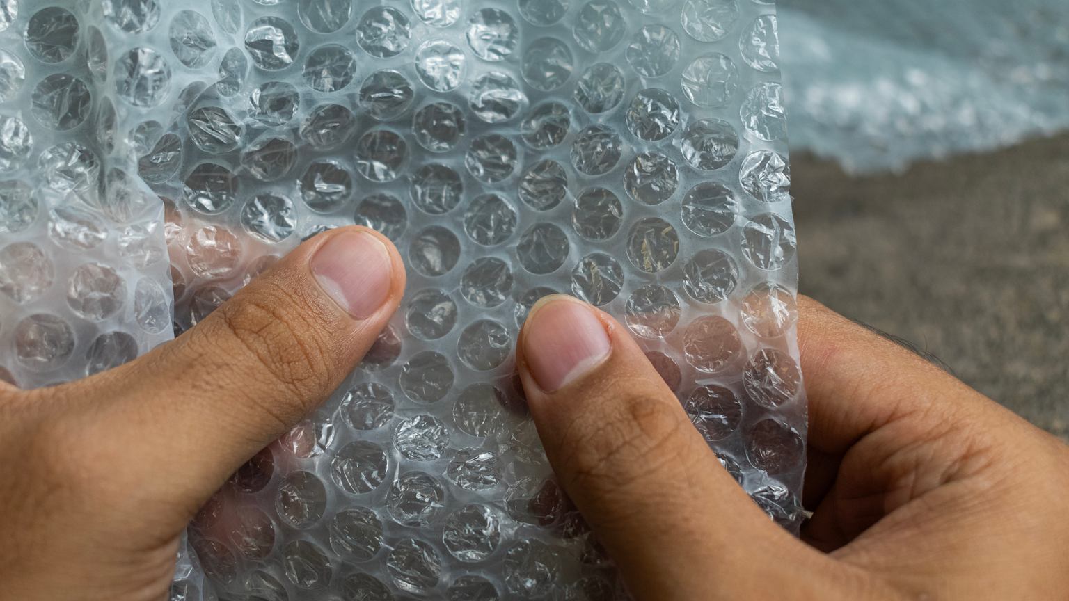 Vetri dell’auto senza ghiaccio ogni mattina: il trucco semplice con la pellicola a bolle che funziona davvero