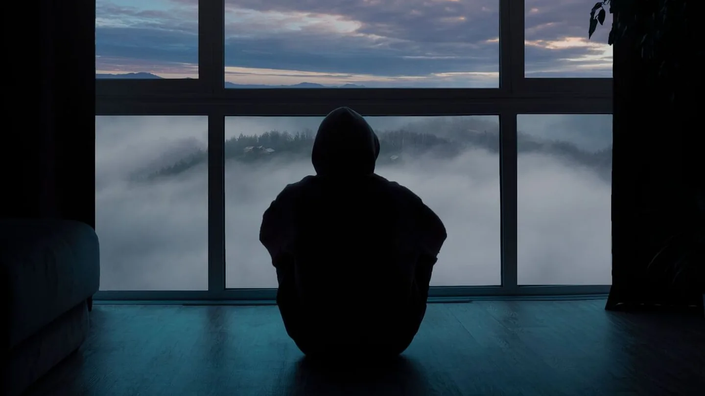 Vivere più a lungo evitando la solitudine: il metodo che protegge salute e mente