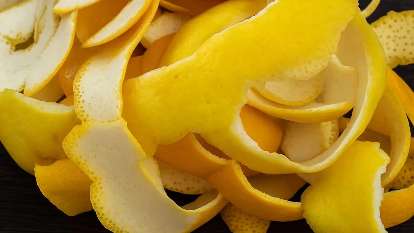 Zucchero sempre sciolto in dispensa: il trucco semplice con le bucce di limone